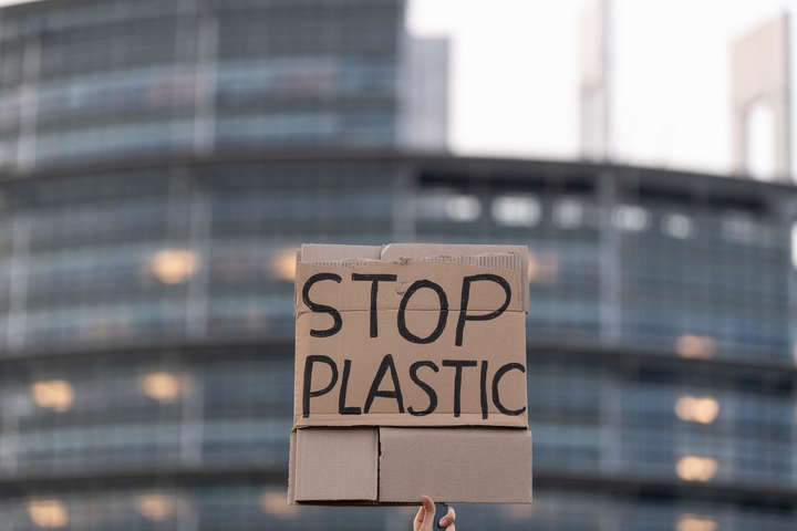 В ЄС узгодили заборону на використання одноразового пластику