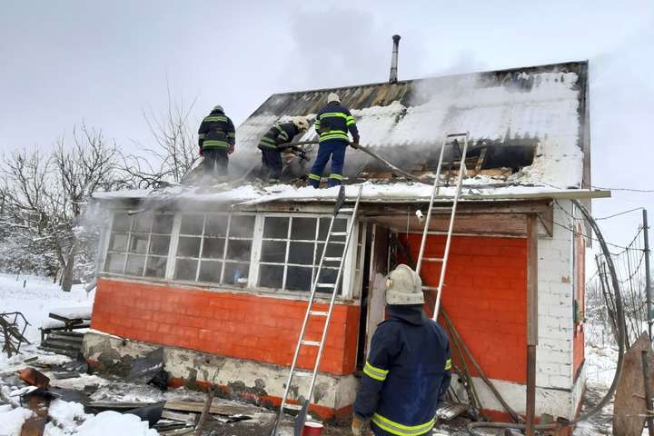 На Київщині під час гасіння пожежі рятувальники виявили тіло жінки