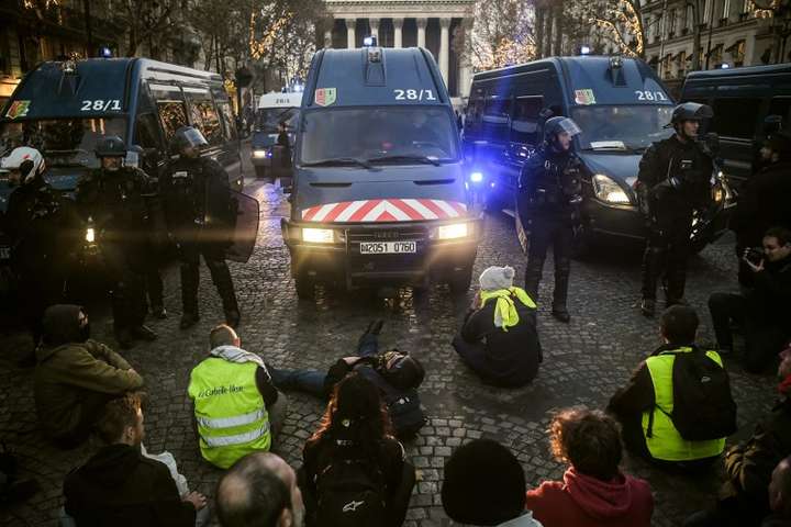Французькі поліцейські добилися підвищення зарплати 