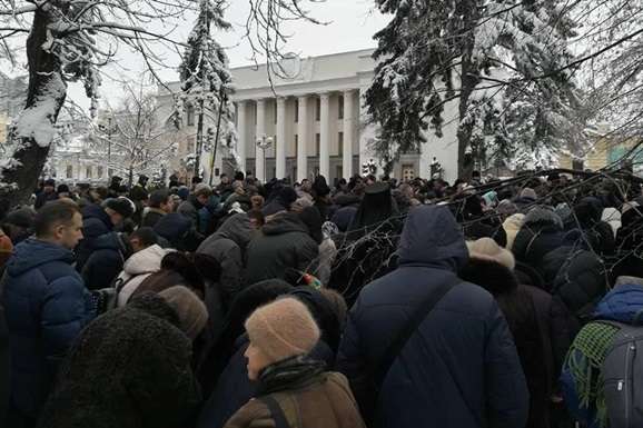 Під Верховною Радою зібралися прихильники Московської церкви