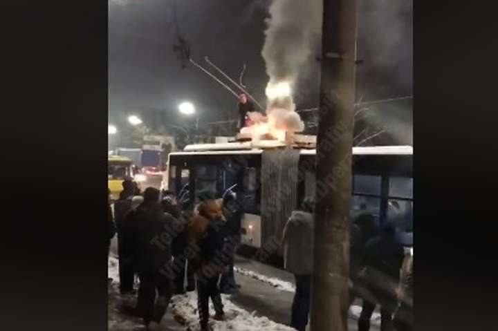 У Києві на ходу загорівся тролейбус (відео)
