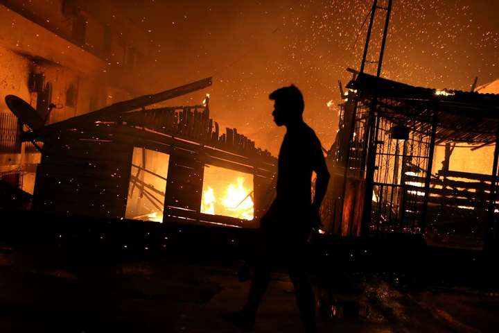 Огонь в Бразилии уничтожил 600 домов. Фотогалерея