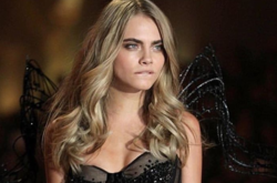 В бдсм-стиле: Супермодель Кару Делевинь с любовницей засекли на свидании в ночном клубе