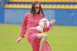 Платье в горох и мяч: Алла Костромичева показала мастер-класс по игре в футбол