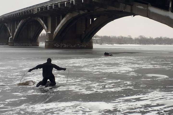 З моста Метро у Дніпро впав чоловік (фото, відео)