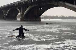 З моста Метро у Дніпро впав чоловік (фото, відео)