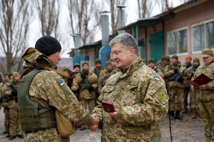 Як Порошенко зустрівся на Донбасі з «Чорною бригадою» (фоторепортаж)