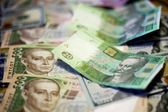 Долар на міжбанку впав до 27,5 гривні 