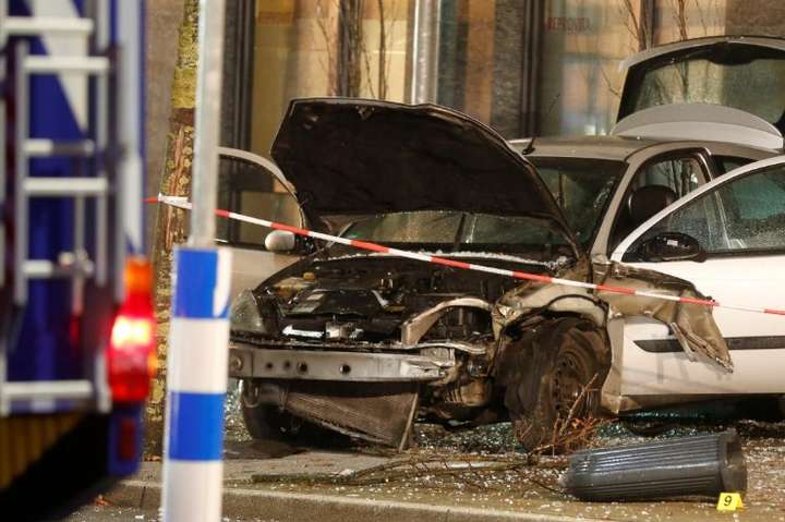 У Німеччині автомобіль влетів в автобусну зупинку: 10 постраждалих
