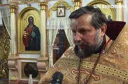 Настоятель храму отець Дмитрій служить у церкві Московського патріархату майже 30 років
