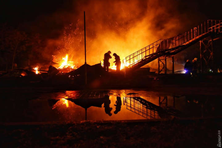 <p>Масштабна пожежа у таборі «Вікторія» сталася у ніч на 16 вересня 2017 року</p> - Пожежа у «Вікторії»: рятувальник заявив, що у таборі не було води та начальства