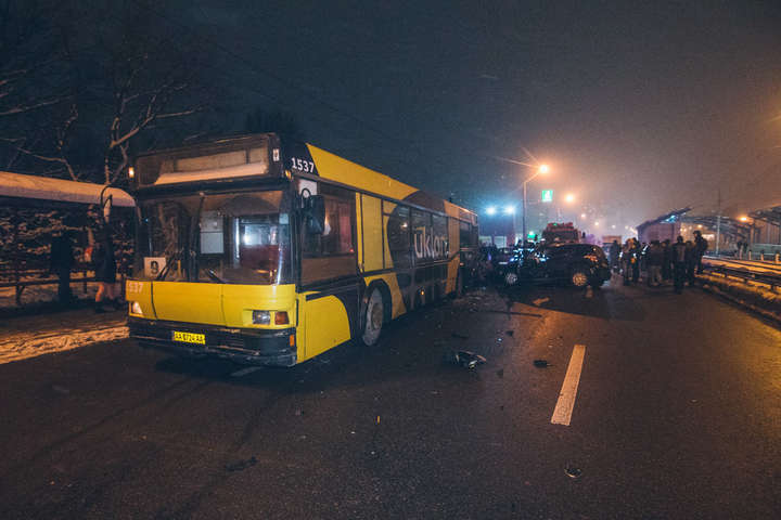 Смертельна ДТП на Борщагівці: Mercedes влетів у автобус (фото)