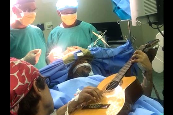 Гітаристу довелося грати під час операції на мозку