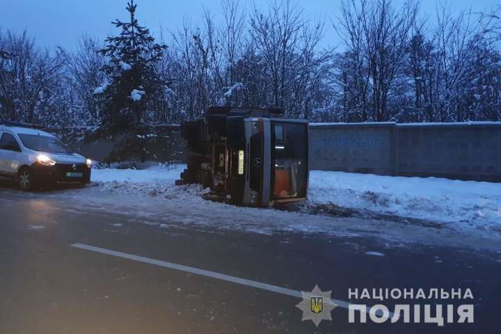 Возле Киева перевернулся автобус с 30 пассажирами