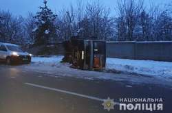 Возле Киева перевернулся автобус с 30 пассажирами