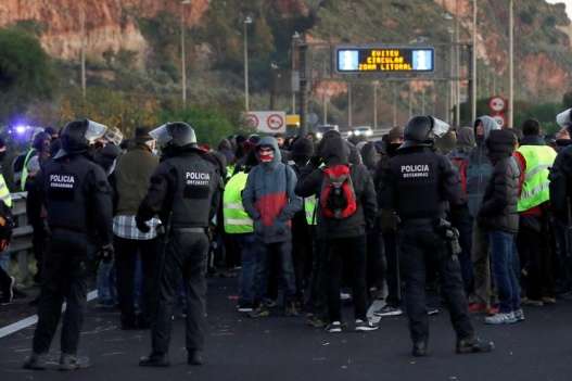 Виїзне засідання уряду Іспанії: протестувальники блокують дороги до Барселони