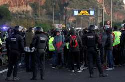 Виїзне засідання уряду Іспанії: протестувальники блокують дороги до Барселони