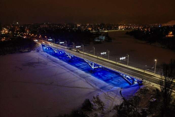 Київський міст підсвітили блакитними вогнями
