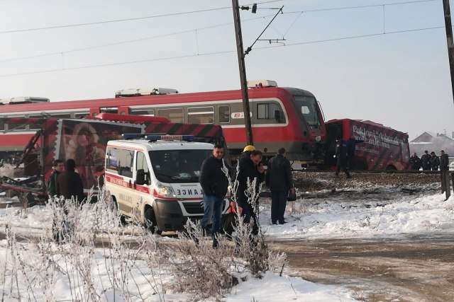 У Сербії потяг протаранив автобус, є жертви