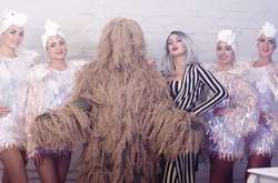 Катя Бужинская cняла в новом клипе снежного человека