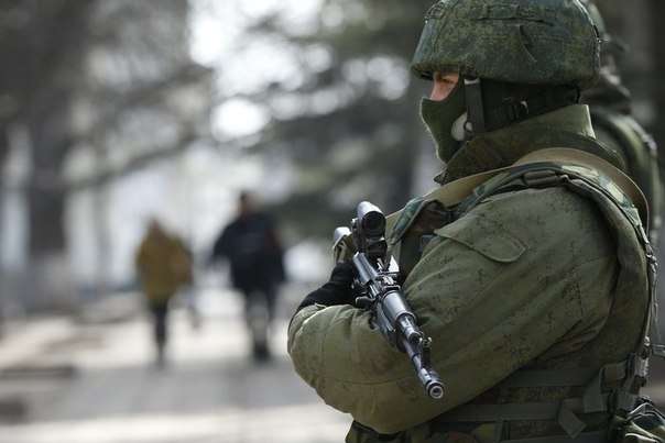 У Криму окупанти злякалися безпілотника з листівками, що мали кольори українського прапора   