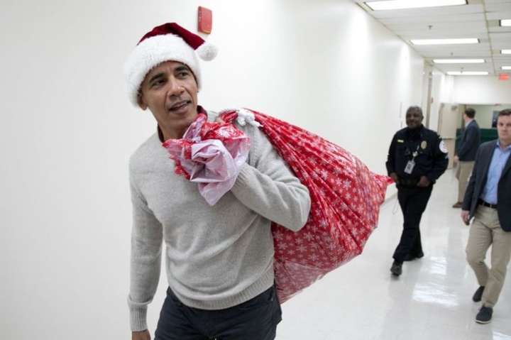 Обама у костюмі Санта-Клауса прийшов до дітей в лікарні