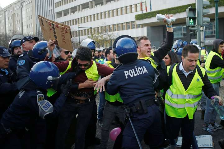 У Португалії розпочалися акції протесту «жовтих жилетів»