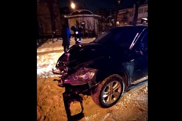 У Львові п’яний на BMW протаранив авто і збив дорожній знак