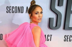 Дженнифер Лопес в пушистом наряде вышла на шопинг в Лос-Анджелесе