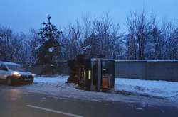 В районі села Плюти перекинулася маршрутка