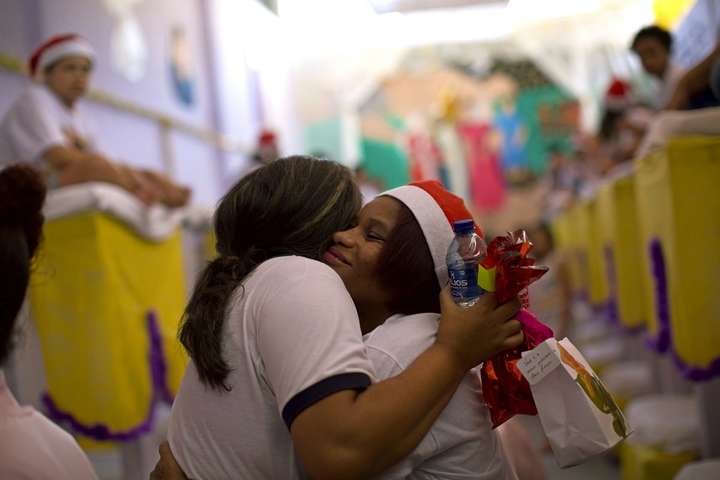 Різдво за ґратами. Як в бразильській жіночій в'язниці відзначають новорічні свята