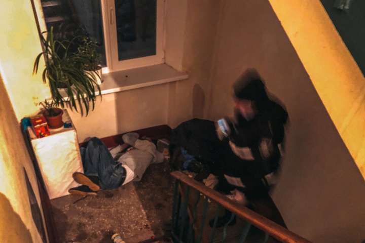 На сходах будинку у Києві від передозування наркотиків помер молодик