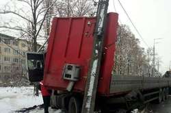 Від зіткнення машина склалася