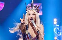 В стиле 90-х: блестящий концертный наряд Оли Поляковой покорил поклонников