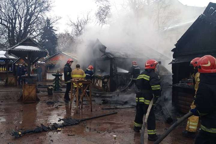 У Львові на різдвяному ярмарку сталася пожежа. Очевидці кажуть про вибух