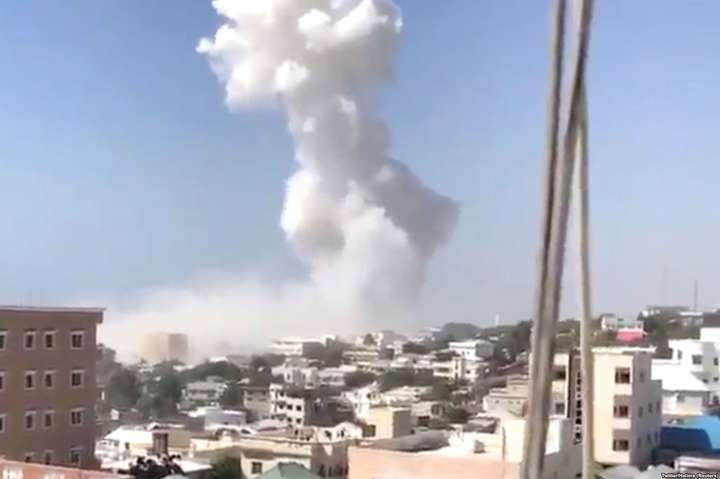 В результате взрывов в столице Сомали погибли 13 человек