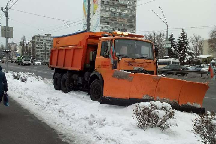 У Києві сніжить: дорожники у повній бойовій готовності (фото)