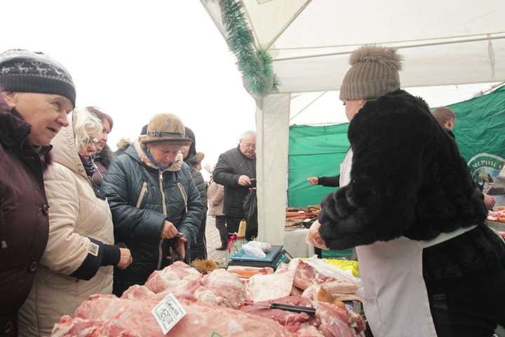 Напередодні року свині у Чернігові влаштували фестиваль сала