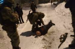  П’яний чоловік посварився із родичами, вибіг на подвір’я свого будинку та почав стріляти у повітря 