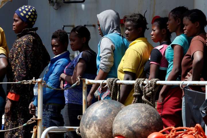 Італія закрила порти для 300 мігрантів, врятованих у Середземному морі