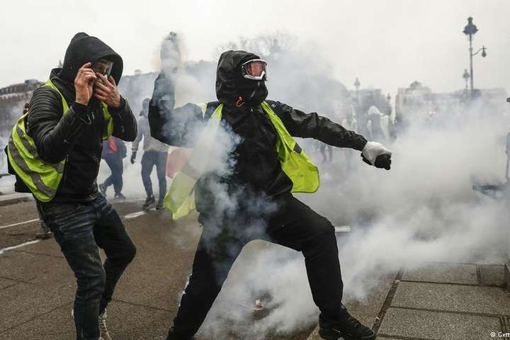 Під час протестів «жовтих жилетів» у Франції затримали понад 150 осіб