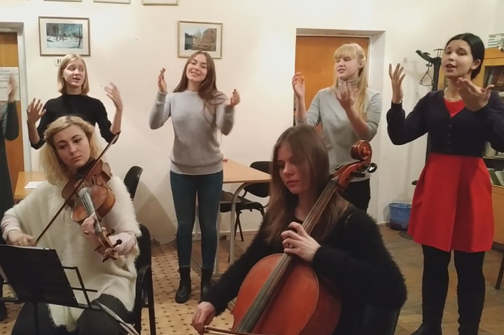У Житомирі студенти виконали різдвяну пісню мовою жестів