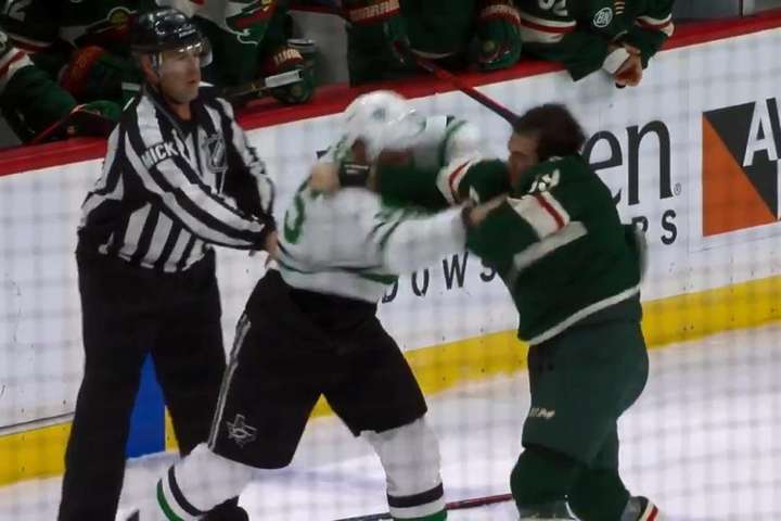Під час матчу НХЛ сталася кривава бійка (відео)