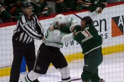 Під час матчу НХЛ сталася кривава бійка (відео)