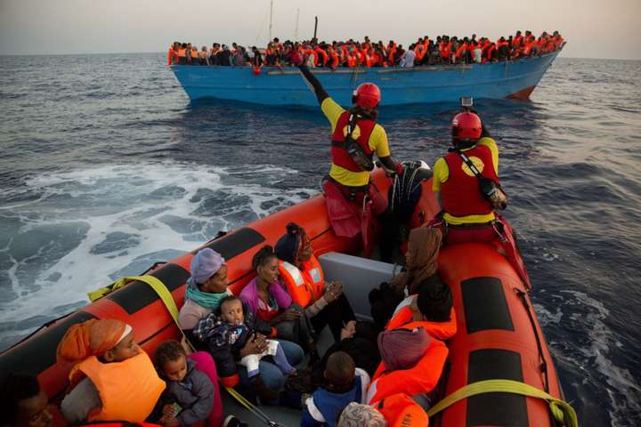 ЗМІ: Іспанія прийме судно з врятованими в Середземному морі біженцями