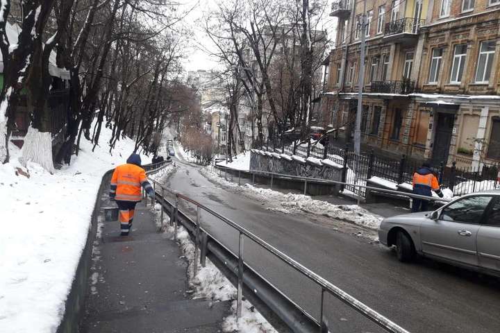 У столиці небезпечна ожеледь: дорожники обробляють тротуари (фото)