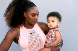 Прогулка на пляже: Серена Уильямс показала свою дочь