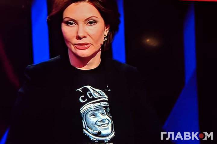Екс-депутатка, яка відправила доньку в США, вбралася в футболку з СССР (Фото)