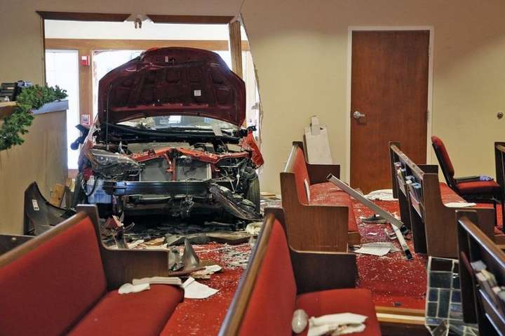 У США автомобіль влетів у церкву під час недільної служби, є постраждалі