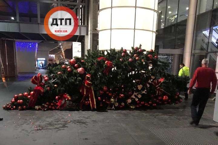 В аеропорту «Бориспіль» впала новорічна ялинка